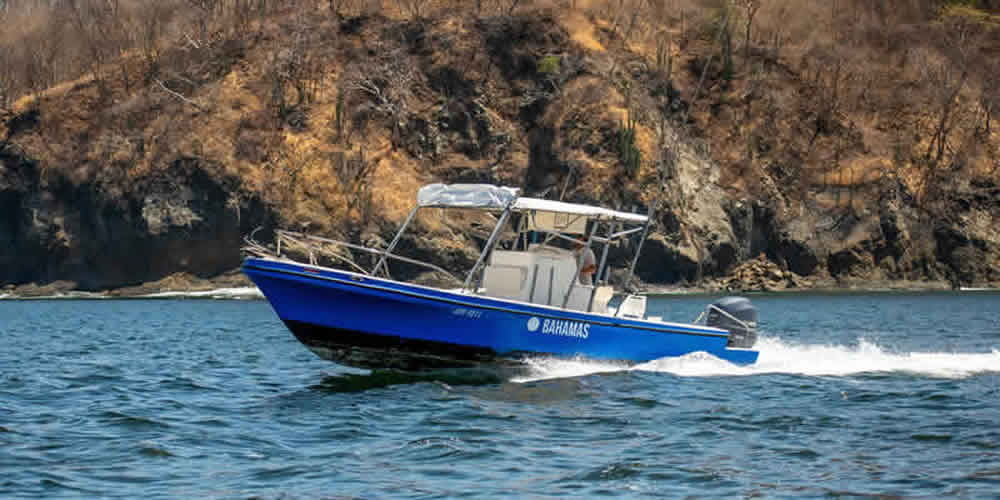 Bahamas 25ft boat is a rooster fishing boat in the Gulf of Papagayo